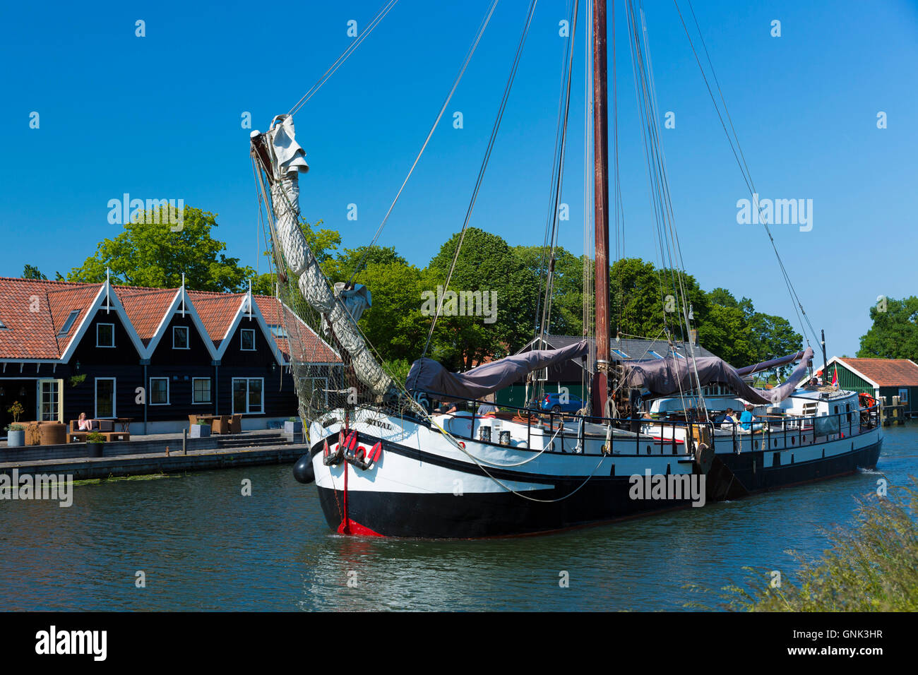 Barca a vela, ex barca da carico, trasporto di turisti che arrivano lungo il canale per una visita a Edam in Olanda Foto Stock