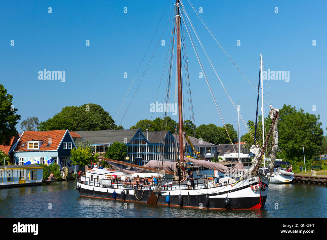 Barca a vela, ex barca da carico, trasporto di turisti che arrivano lungo il canale per una visita a Edam in Olanda Foto Stock