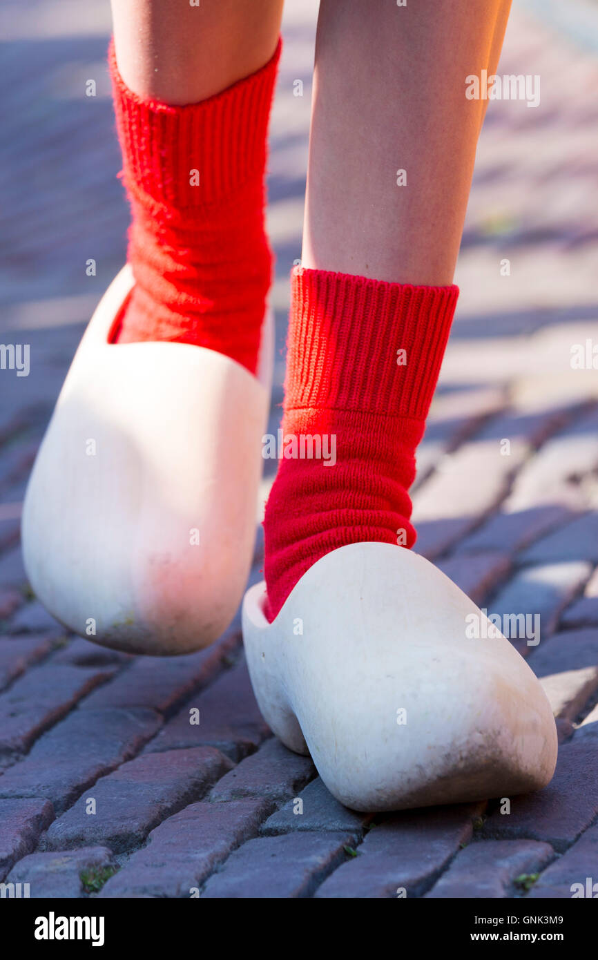 Zoccoli olandese tradizionale le scarpe e le calze indossato da donna  Kaasmeisje, mercato del formaggio di Alkmaar, Paesi Bassi Foto stock - Alamy