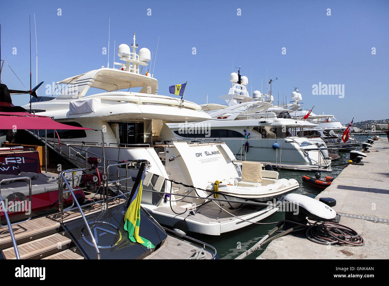 Vari yacht di lusso presso i loro ormeggi nel porto di Old Town Ibiza (Ibiza).  La maggior parte sono preparati per la loro ultima carta Foto stock - Alamy