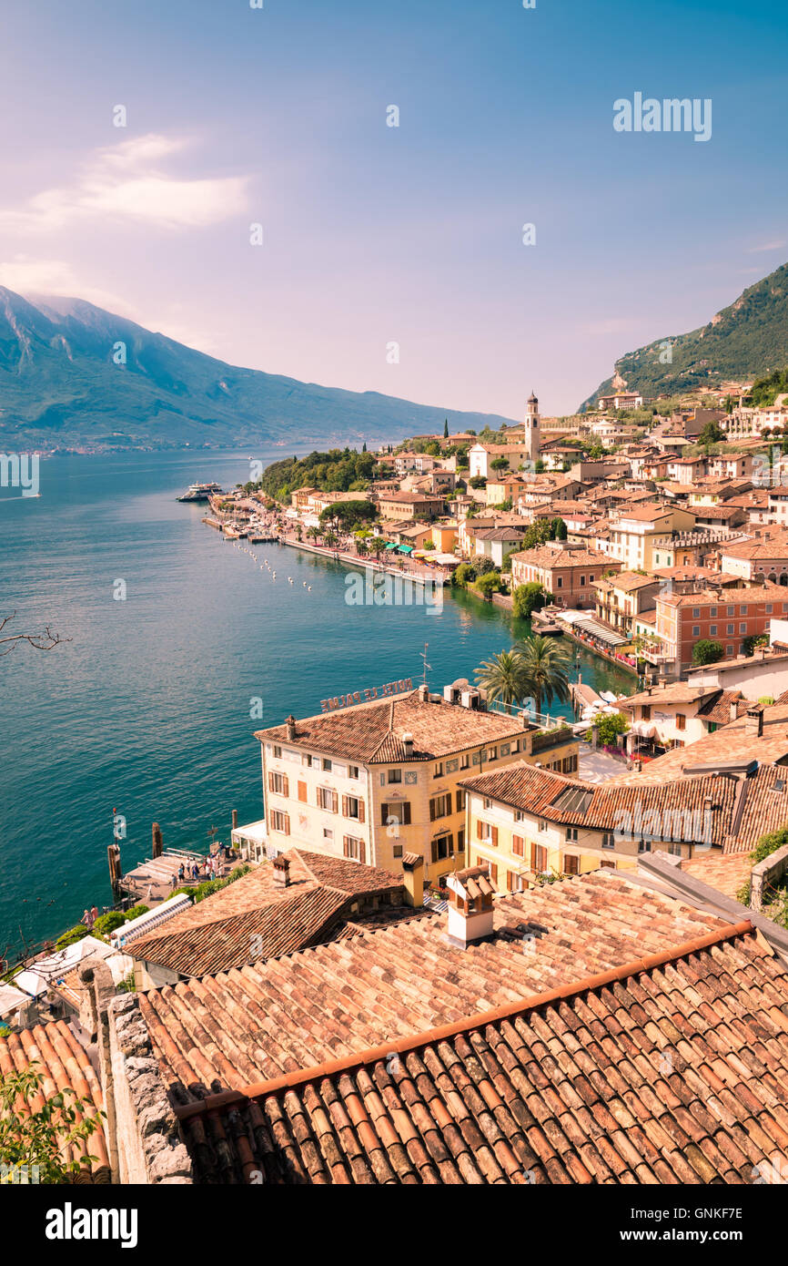 Panorama di Limone sul Garda, una piccola cittadina sul Lago di Garda, Italia. Foto Stock