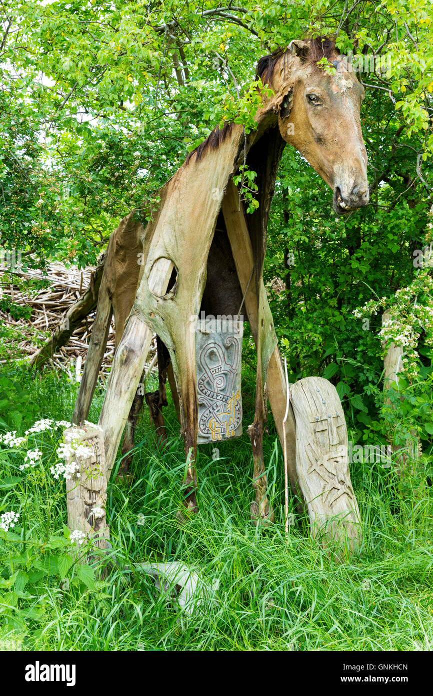 Storico artefatti viking e totem in Ribe Viking Centre, centro del patrimonio nel sud dello Jutland, Danimarca Foto Stock