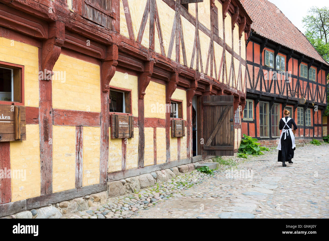 Il carattere del Costume e semi-edificio con travi di legno a Den Gamle By, la Città Vecchia, Folk Museum ad Aarhus, Danimarca Foto Stock