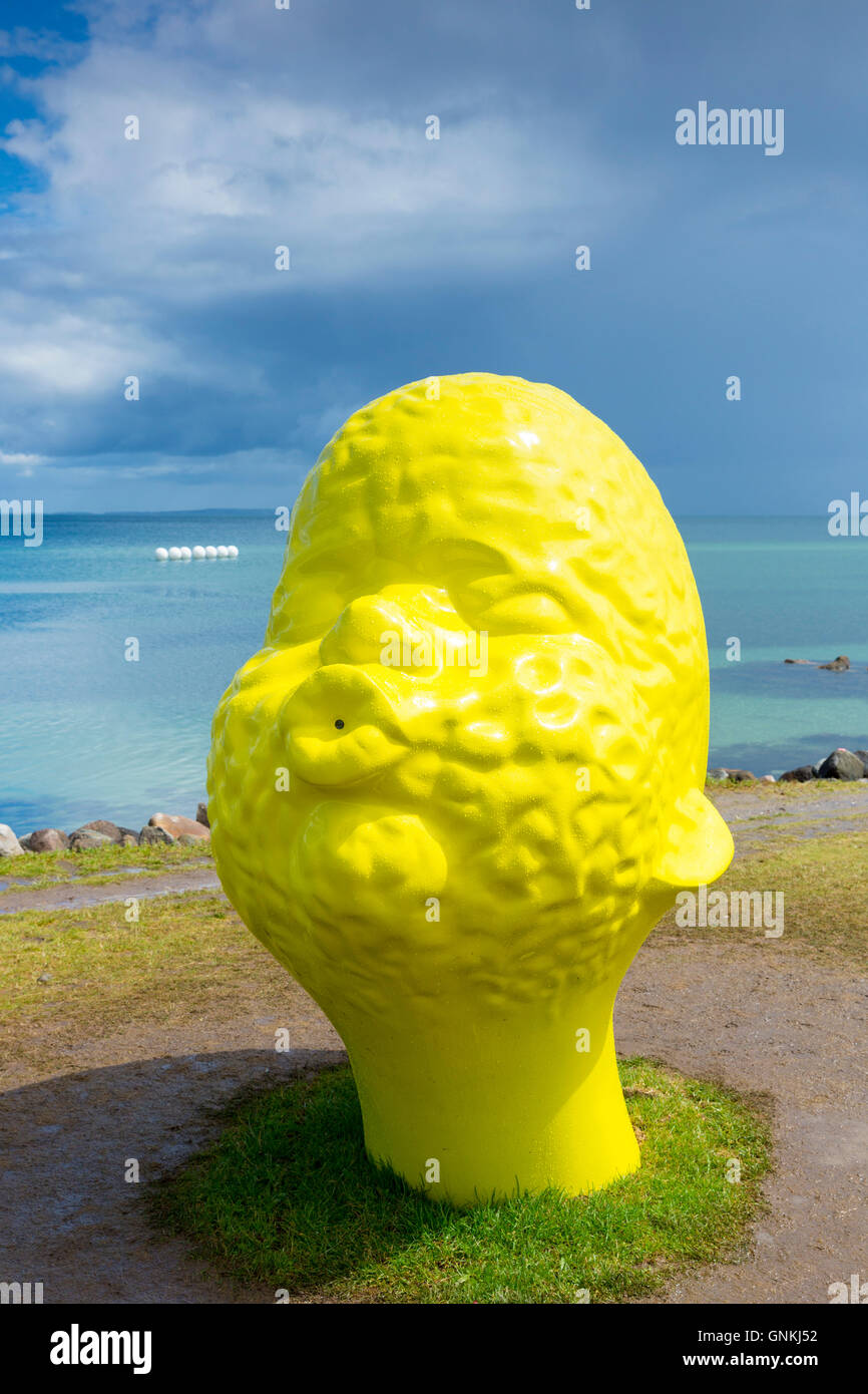 La scultura Dammi un bacio da artista Qian Sihua di scultura dal salone del mare sulla spiaggia di Aarhus, Danimarca Foto Stock