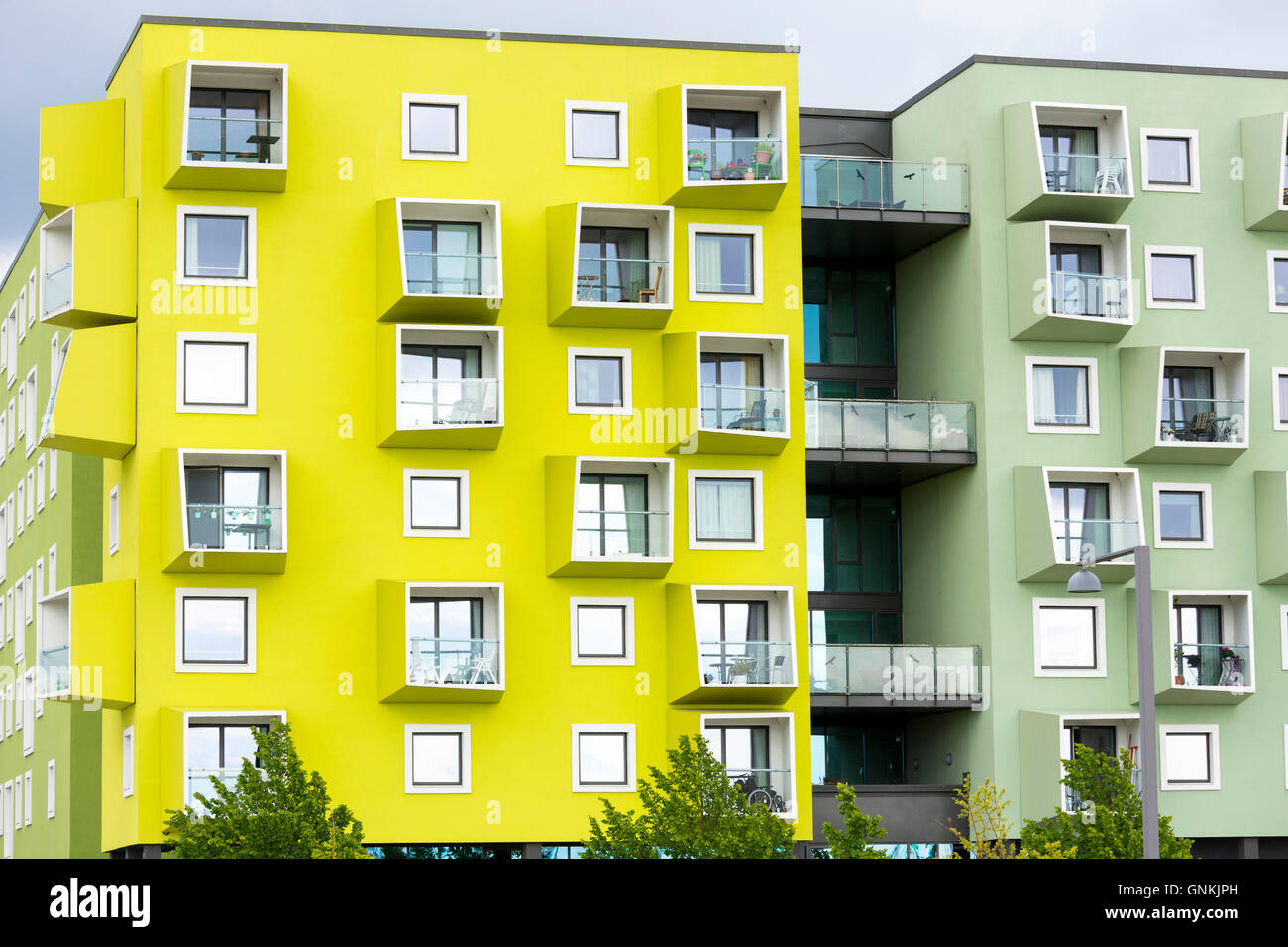 Colore brillante nuovi appartamenti eleganti a Orestad ad nuovo sviluppo residenziale zona di Copenhagen, Danimarca Foto Stock