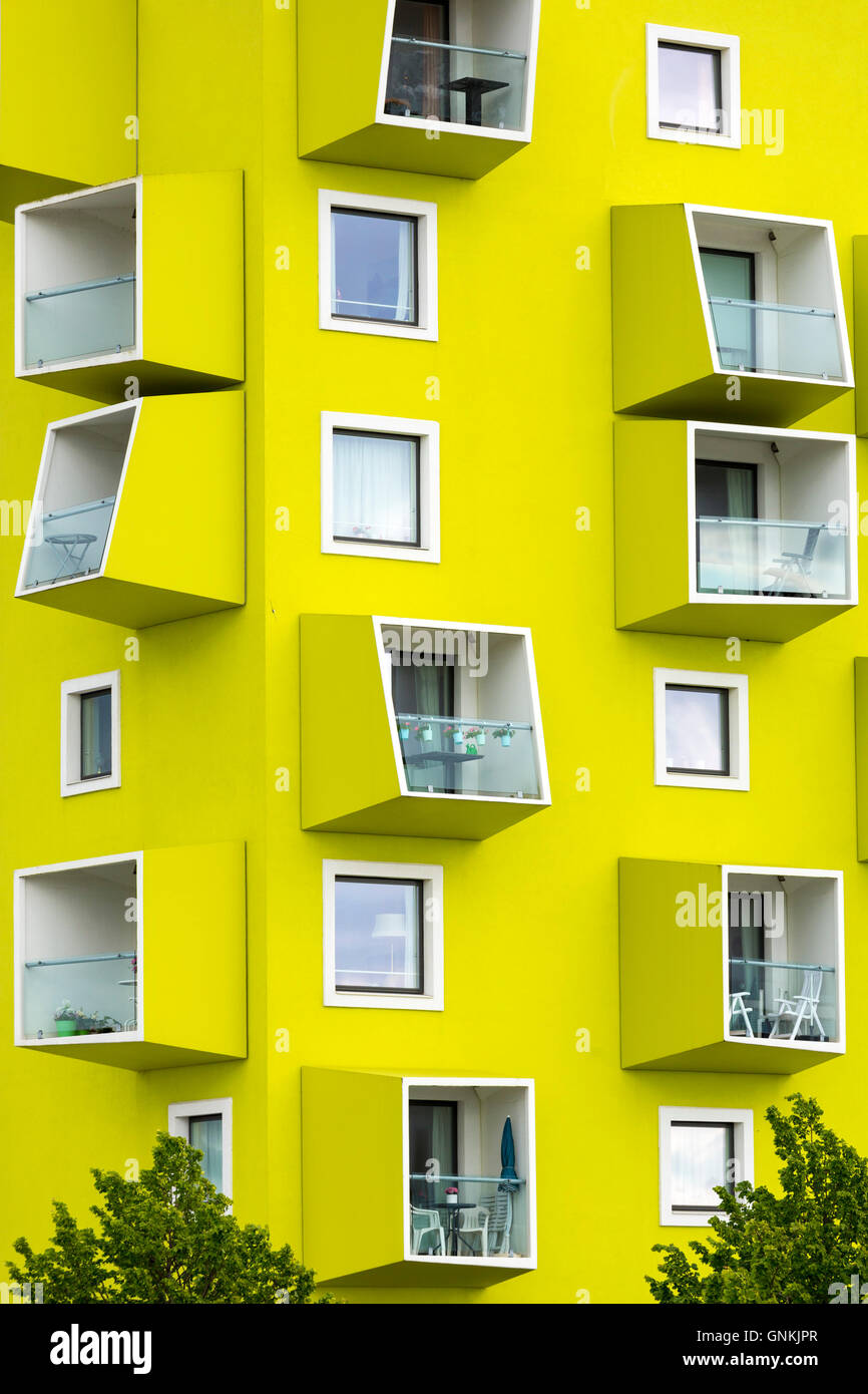 Colore brillante nuovi appartamenti eleganti a Orestad ad nuovo sviluppo residenziale zona di Copenhagen, Danimarca Foto Stock