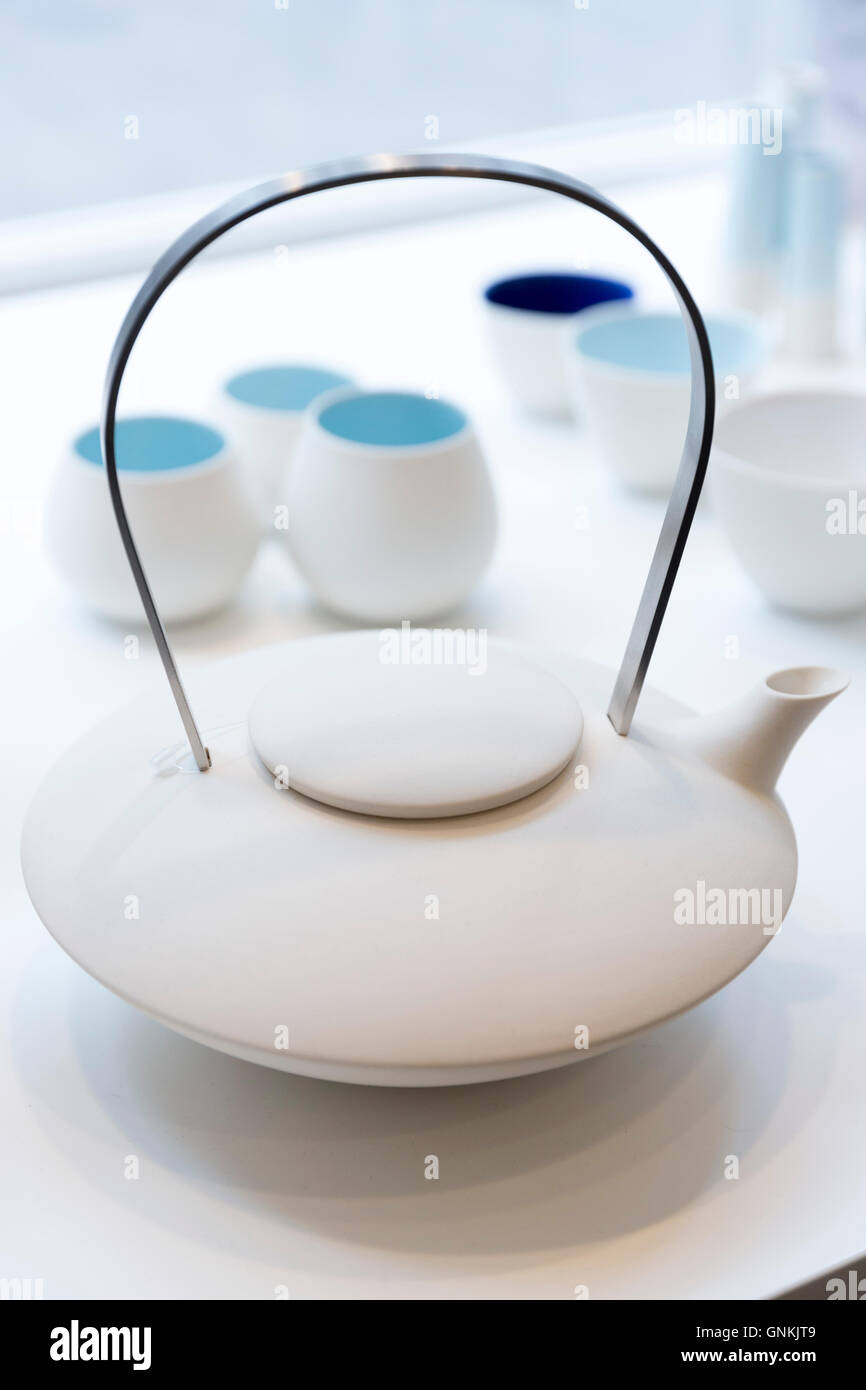 Danese design minimallst ceramiche di designer artigiano Ditte Fischer in un elegante negozio in Laederstraede, Copenaghen, Danimarca - te Foto Stock Danese design minimallst ceramiche di designer artigiano Ditte Fischer in un elegante negozio in Laederstraede, Copenaghen, Danimarca - te Foto Stock