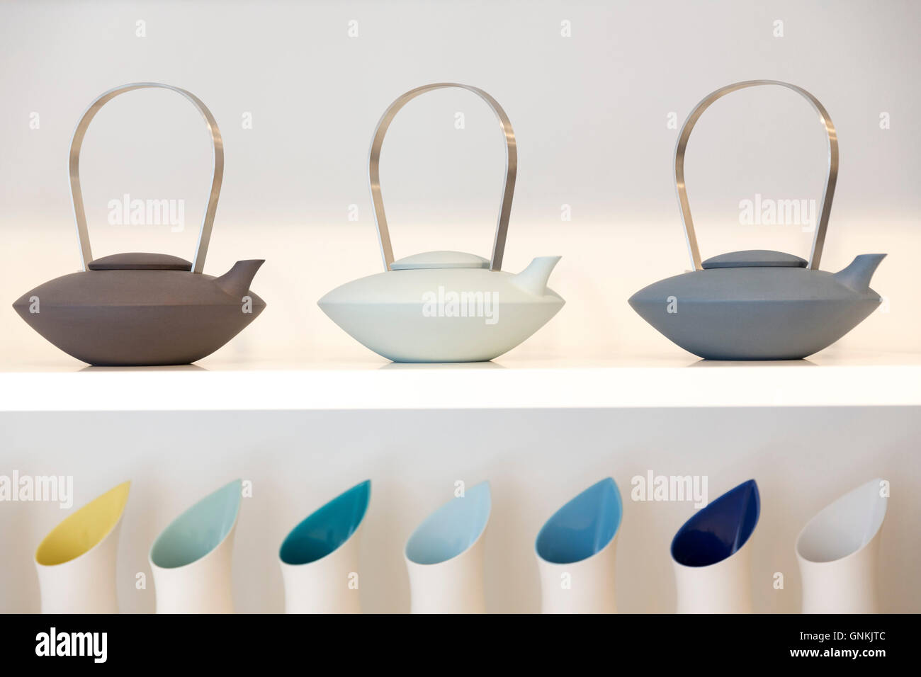 Danese design minimallst ceramiche di designer artigiano Ditte Fischer in vendita elegante negozio in Laederstraede a Copenaghen, De Foto Stock Danese design minimallst ceramiche di designer artigiano Ditte Fischer in vendita elegante negozio in Laederstraede a Copenaghen, De Foto Stock