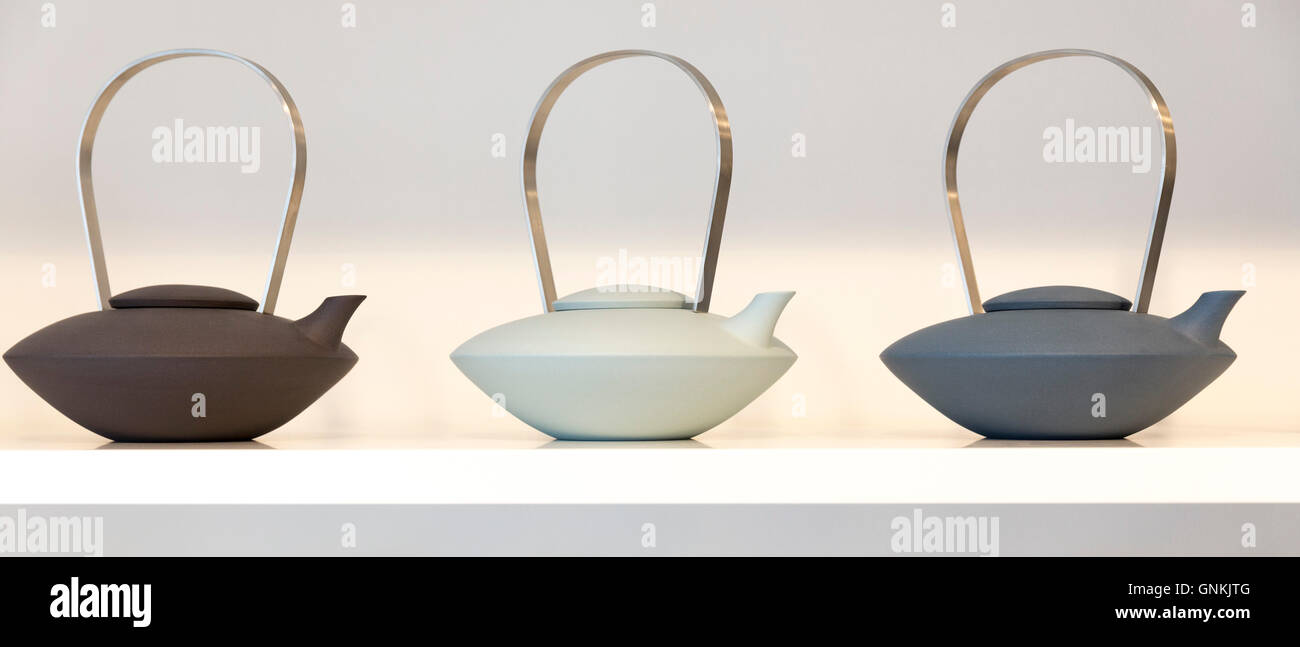 Danese design minimallst ceramiche di designer artigiano Ditte Fischer in vendita elegante negozio in Laederstraede a Copenaghen, De Foto Stock Danese design minimallst ceramiche di designer artigiano Ditte Fischer in vendita elegante negozio in Laederstraede a Copenaghen, De Foto Stock