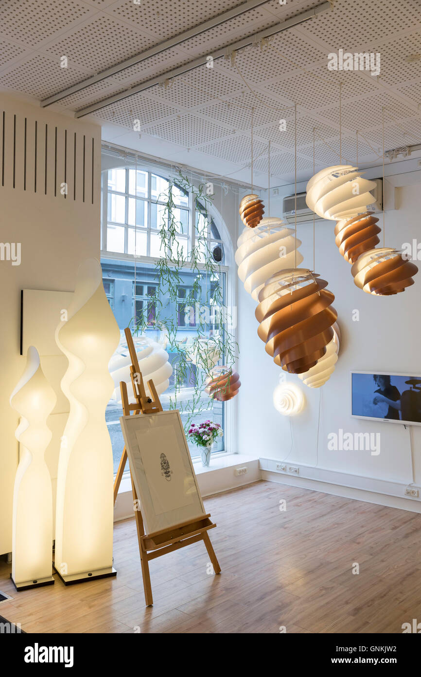 Le Klint danese luci contemporanea in illuminazione emporium in Kirkestraede nel vecchio quartiere di Copenhagen, Danimarca Foto Stock