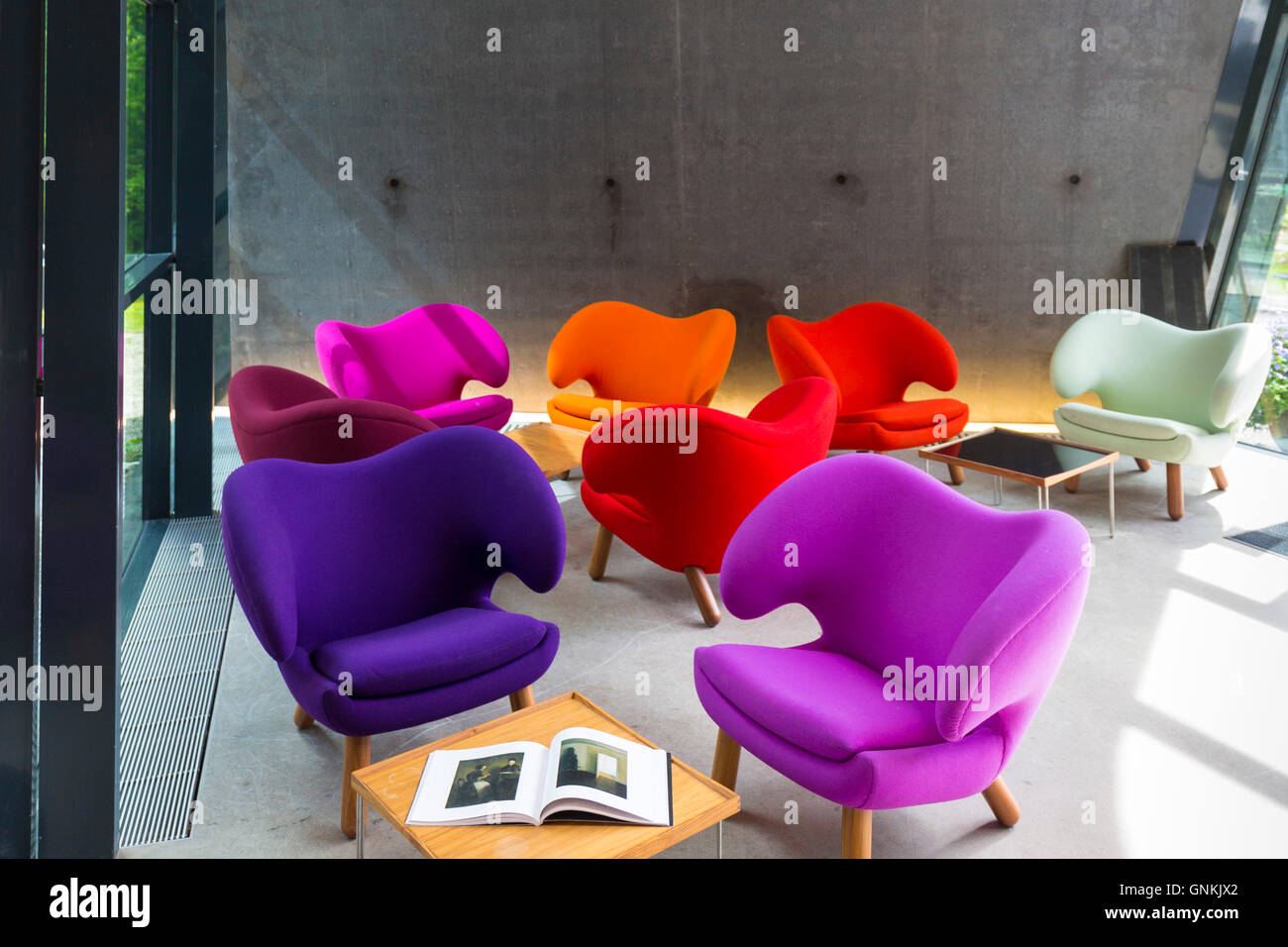 Pellicano minimalista sedie dal designer danese Finn Juhl nell'edificio da Zaha Hadid, Ordrupgaard Art Design Museum Danimarca Foto Stock