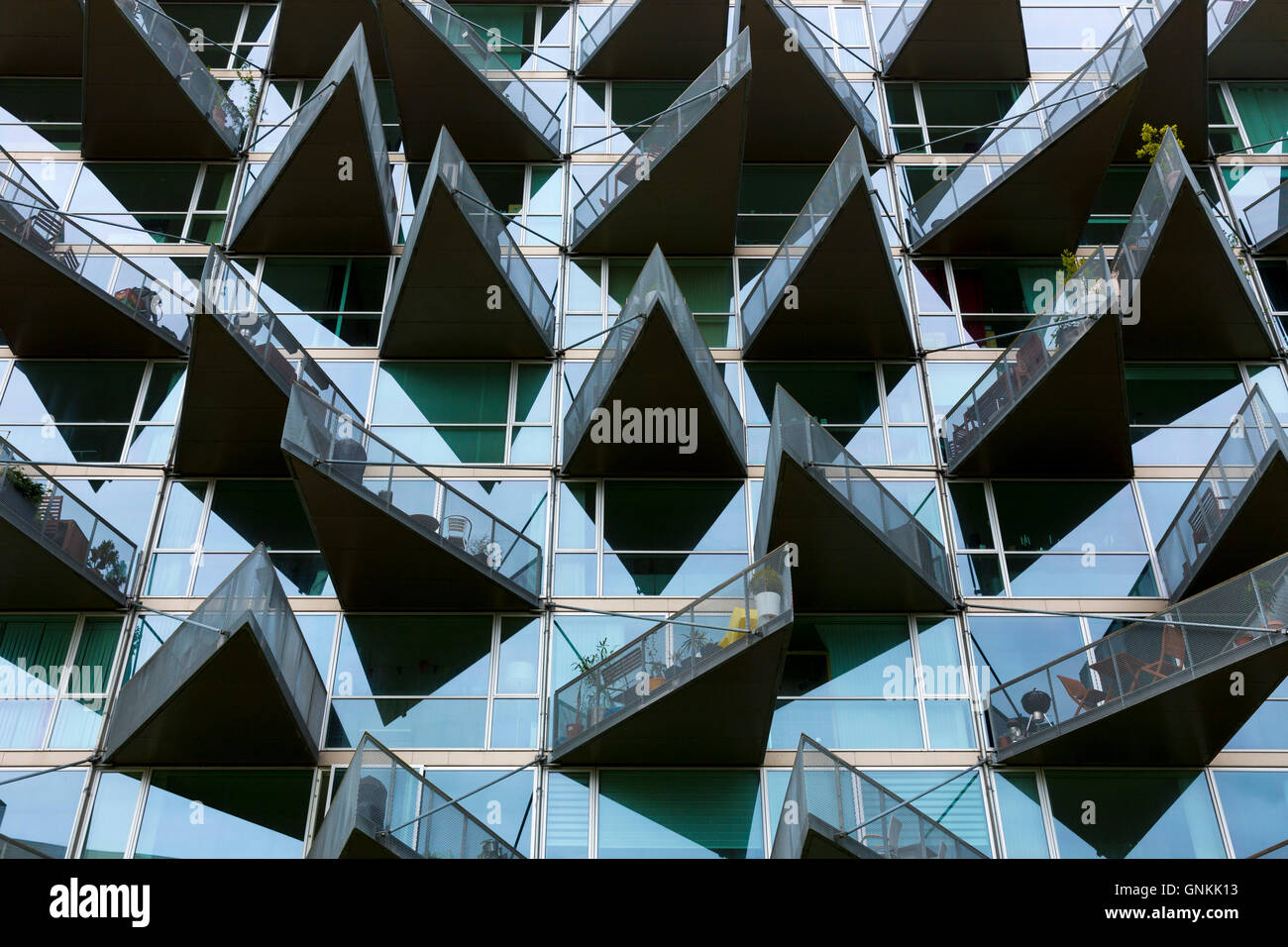 Balcone in vetro Architettura moderna nuovo alto sviluppo case Orestads Boulevard di Orestad ad area della città di Copenaghen, Danimarca Foto Stock