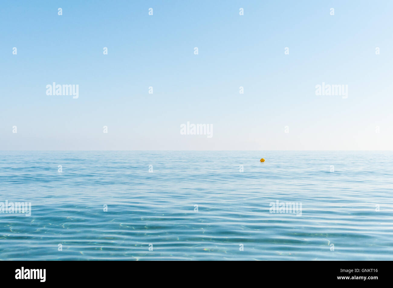 Blu trasparente di acqua di mare con marcatore giallo boa Foto Stock