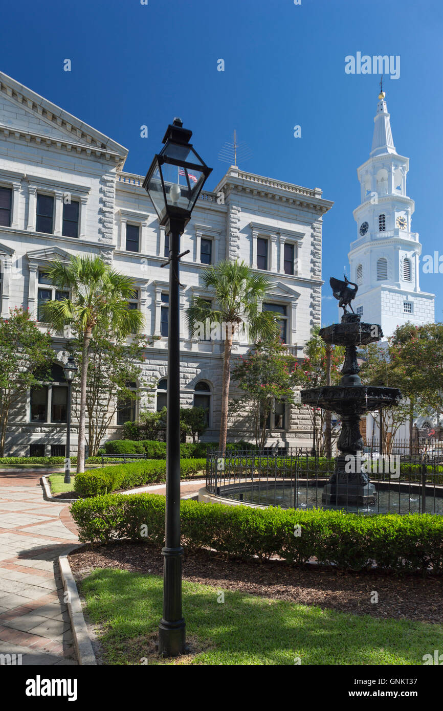 Giudiziarie centro fontana del cortile di Saint Michaels chiesa di Charleston, Carolina del Sud e Stati Uniti d'America Foto Stock