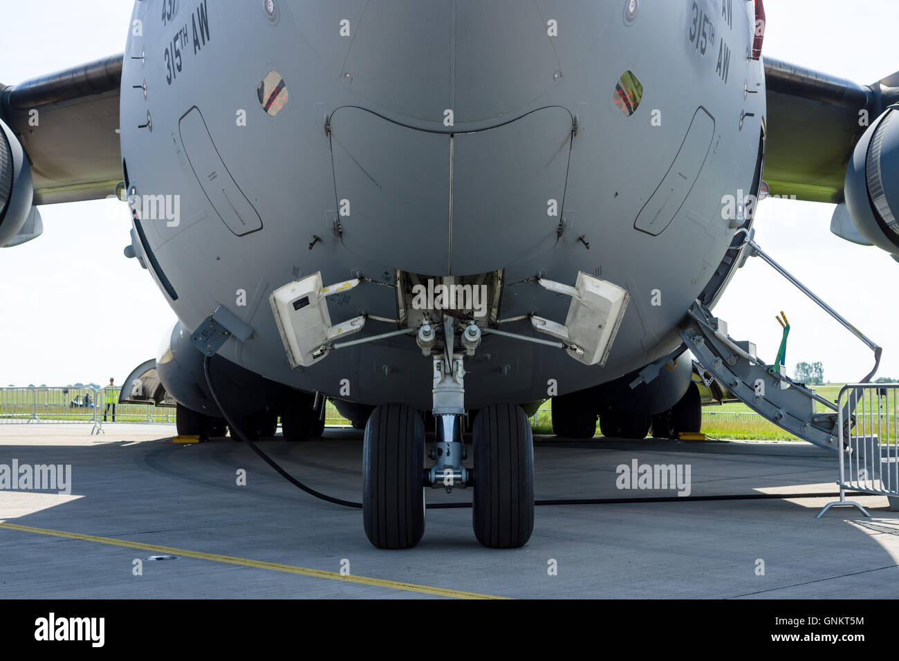 La parte anteriore del carrello di atterraggio di un piano strategico e airlifter tattico Boeing C-17 Globemaster III. US Air Force. Foto Stock