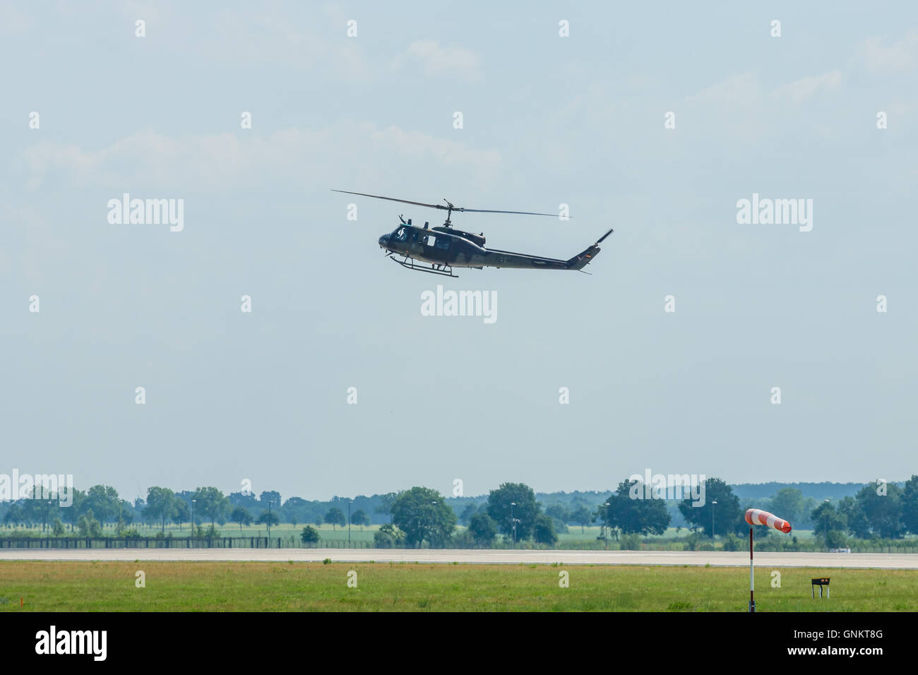 Dimostrazione di volo di militare elicottero Bell UH-1 Iroquois. Esercito Tedesco Foto Stock