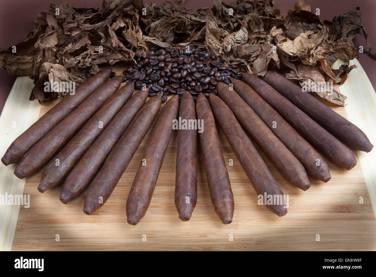 Il sigaro cubano Bean caffè di foglia di tabacco pannello di legno Foto Stock