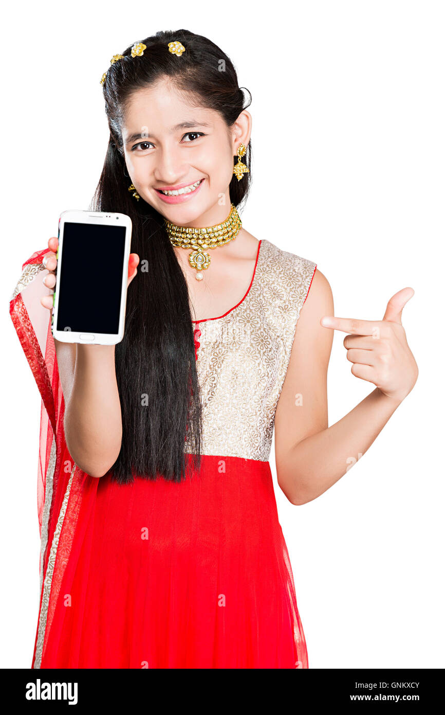 1 adolescenti indiani ragazza Raksha Bandhan Festival Telefono Mobile qualità puntare il dito che mostra Foto Stock