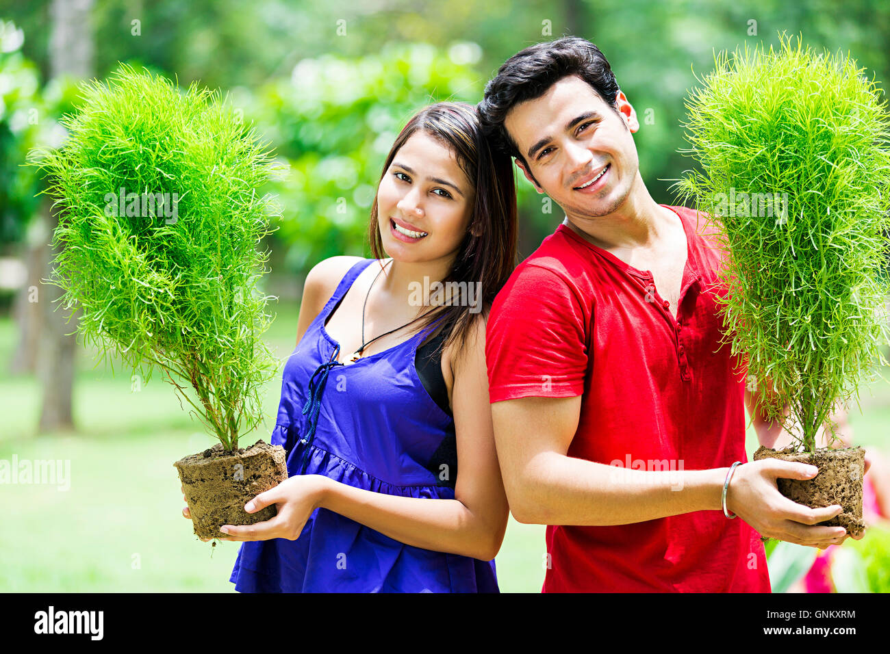 2 ragazzo e una ragazza amici parco pianta che mostra la vita vegetale Foto Stock