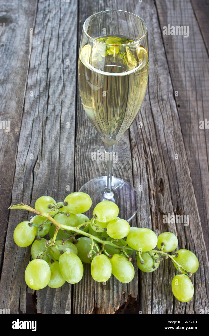 Bicchiere di vino bianco su vintage tavolo in legno Foto Stock