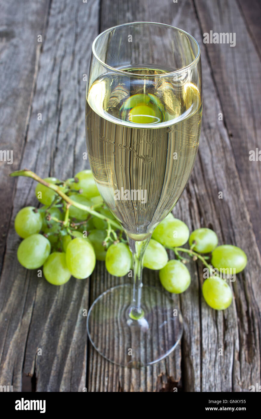 Bicchiere di vino bianco su vintage tavolo in legno Foto Stock