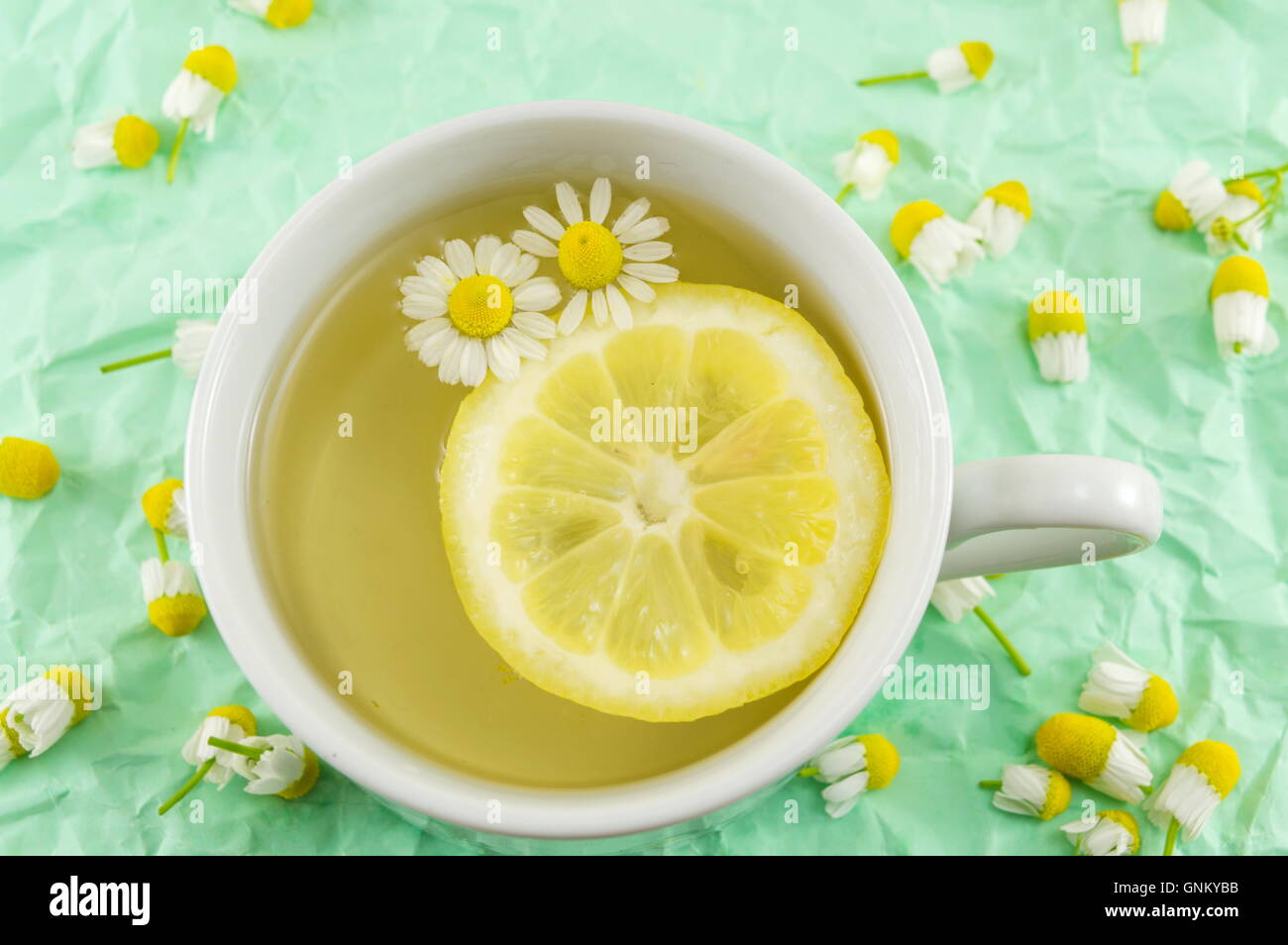 La camomilla tè con fette di limone e fiori Foto Stock