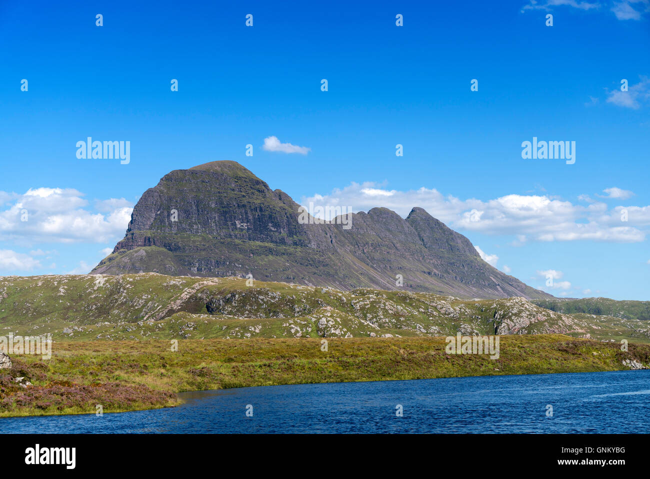 Vista della montagna Suilven in Assynt , Sutherland, Highland, Scotland, Regno Unito Foto Stock