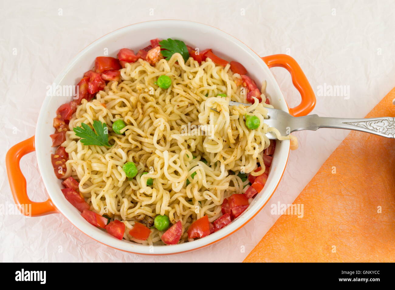 Preparate le tagliatelle con pomodoro e piselli in una ciotola Foto Stock