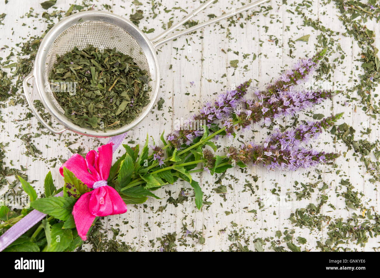 Il tè alla menta erbe con fiori su un tavolo di legno Foto Stock