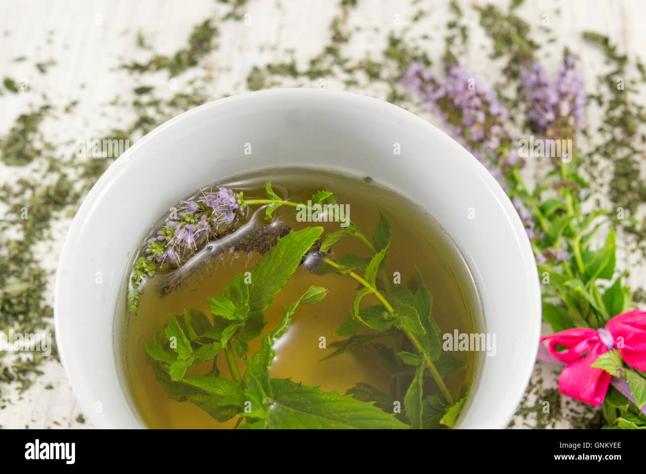 Il tè alla menta con erbe fresche in una tazzina Foto Stock