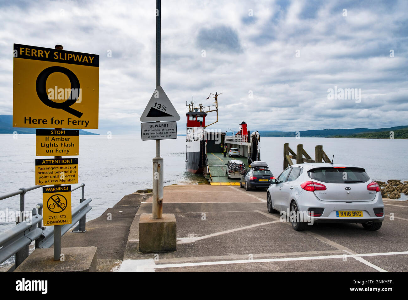 Passeggeri e auto di imbarcarsi su Caledonian Macbrayne ferry a Claonaig sulla penisola di Kintyre da Lochranza su Arran Scozia Scotland Foto Stock