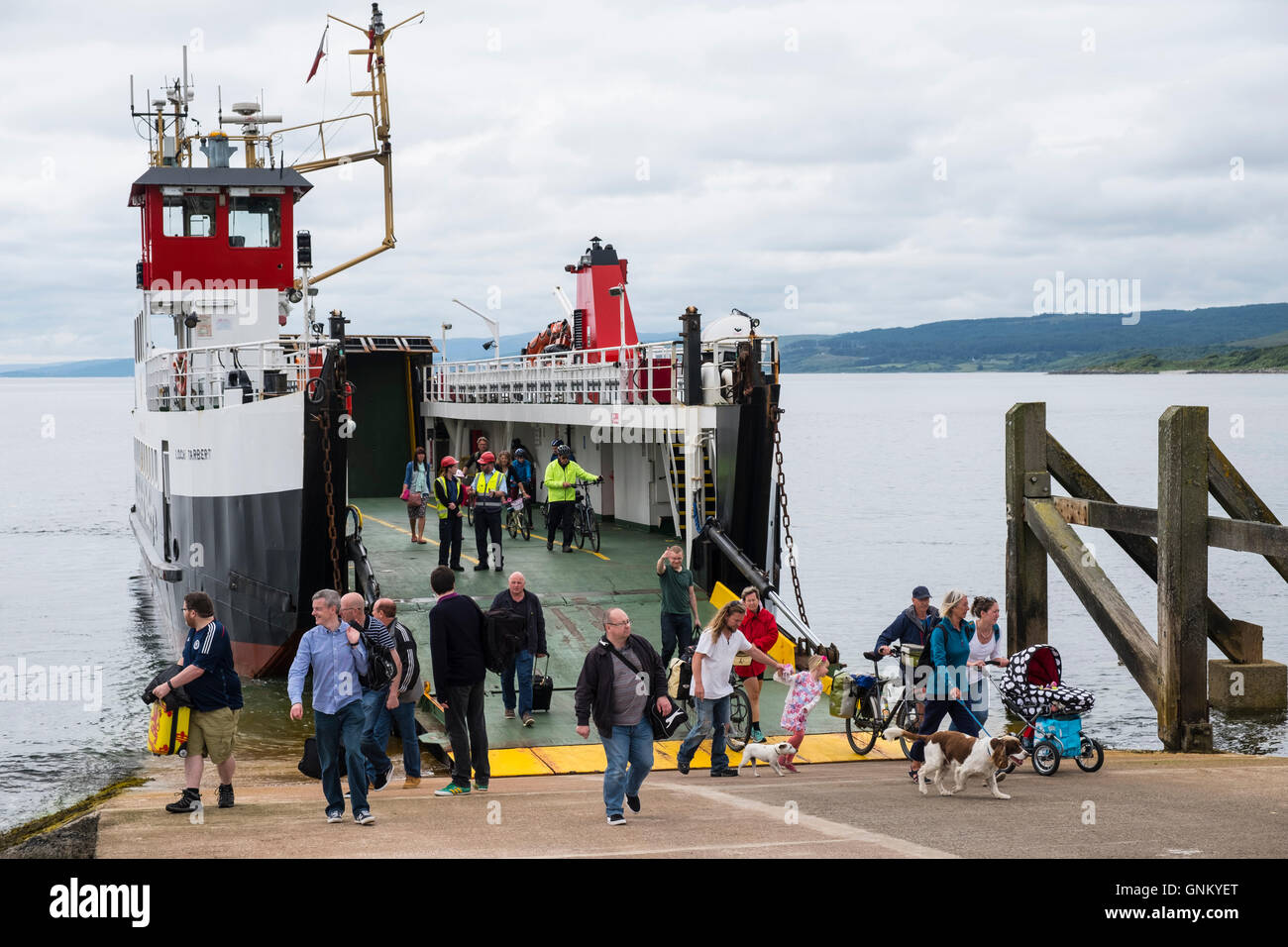 Passeggeri e auto di imbarcarsi su Caledonian Macbrayne ferry a Claonaig sulla penisola di Kintyre da Lochranza su Arran Scozia Scotland Foto Stock