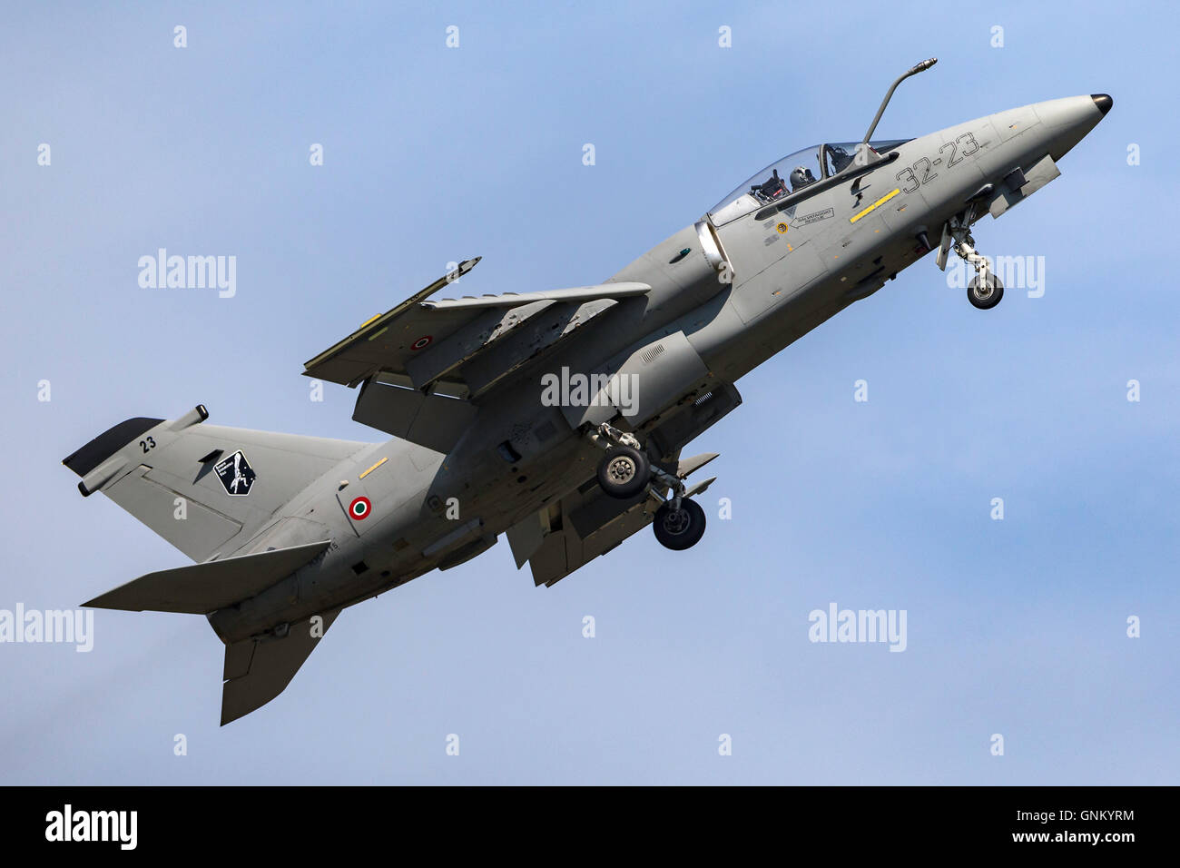 Forza Aerea Italiana AMX è una messa a terra di aeromobili di attacco per battlefield interdizione, chiudere il supporto aereo e missioni di ricognizione. Foto Stock