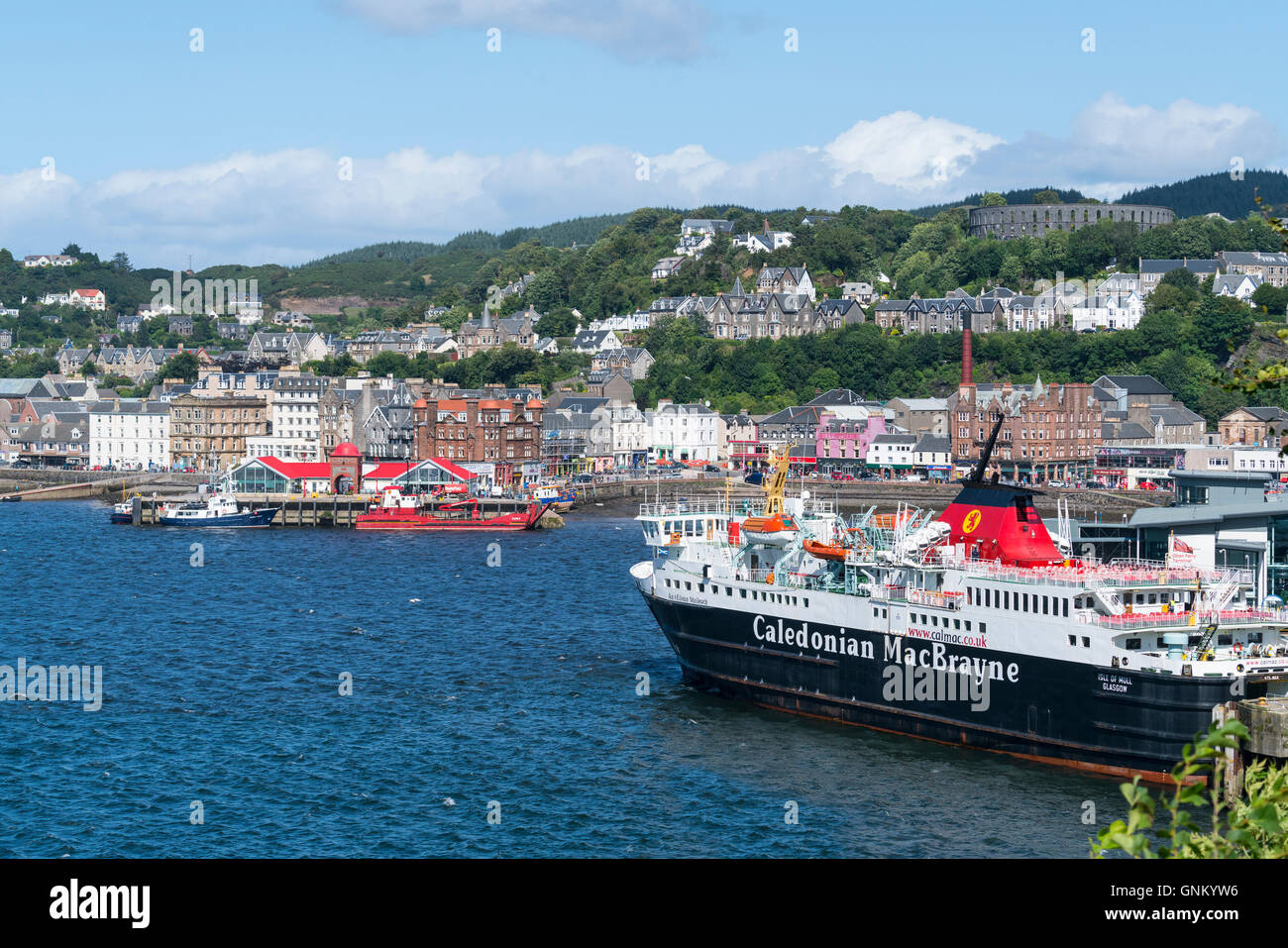 Vista della città di Oban con Caledonian Macbrayne traghetti in Argyll and Bute, Scotland, Regno Unito Foto Stock