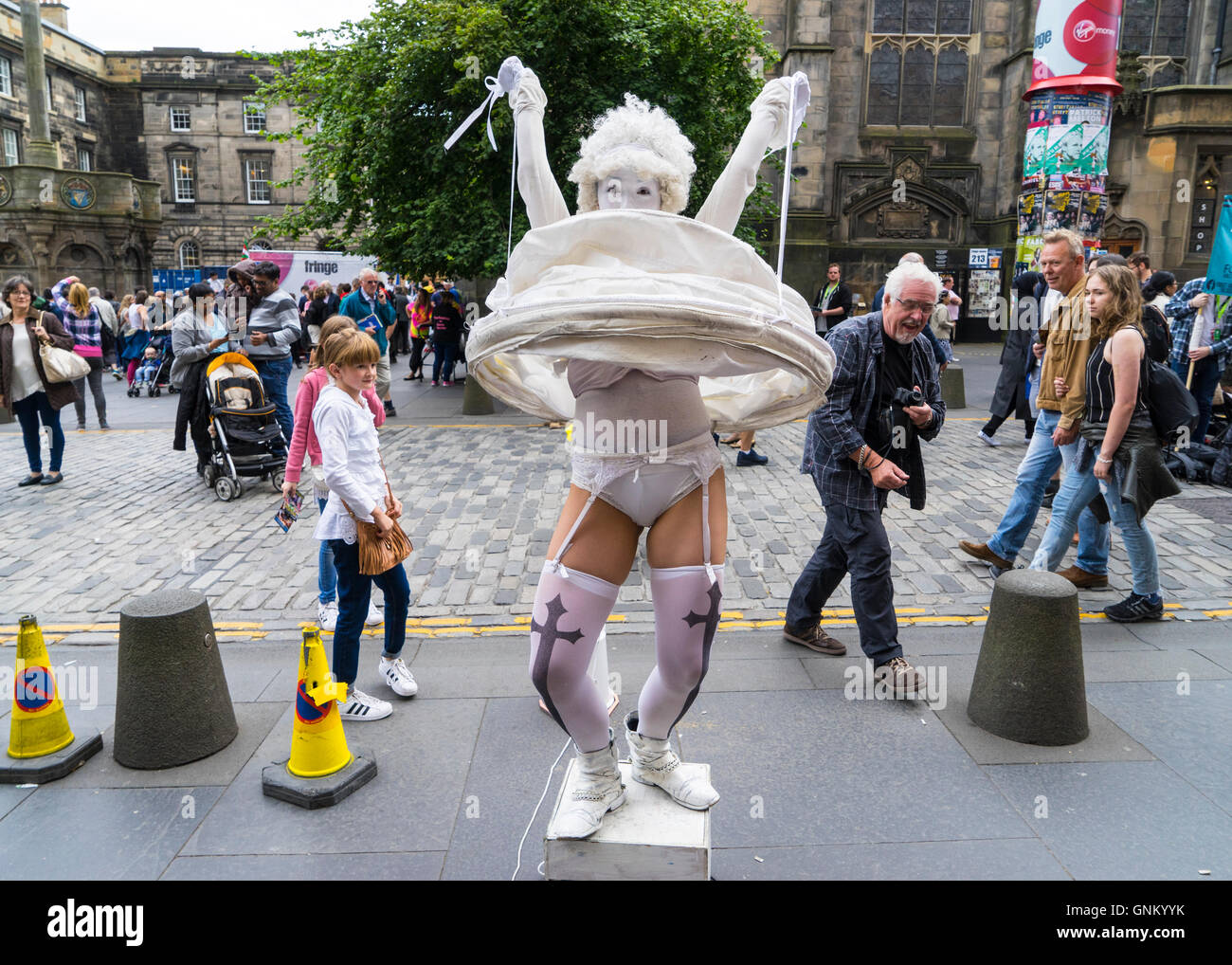 L'artista di strada Lady Whistle su High Street durante l'Edinburgh Fringe Festival 2016 in Scozia, Regno Unito Foto Stock