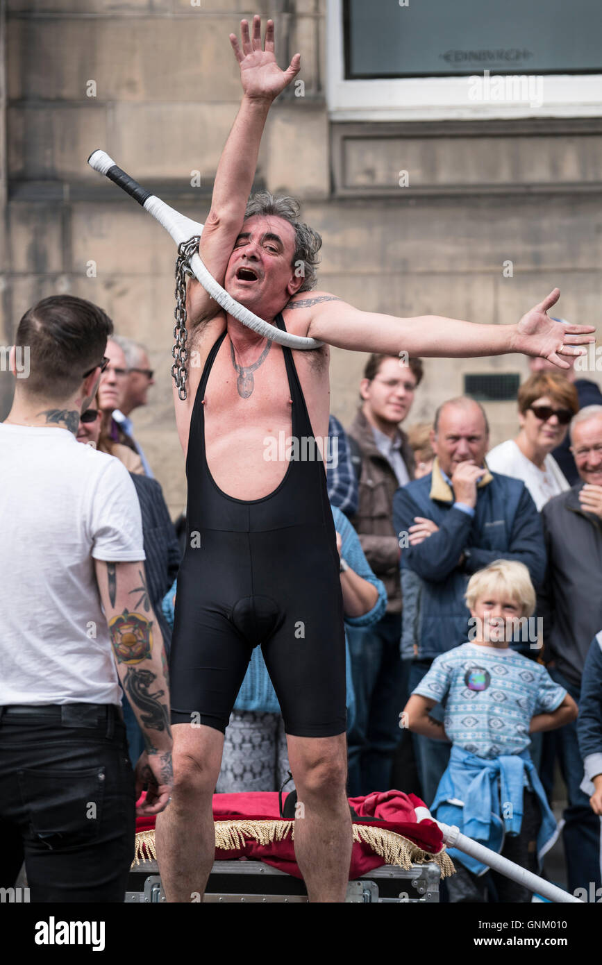 Street performer su High Street nel corso Edinburgh Fringe Festival 2016 in Scozia , Regno Unito Foto Stock