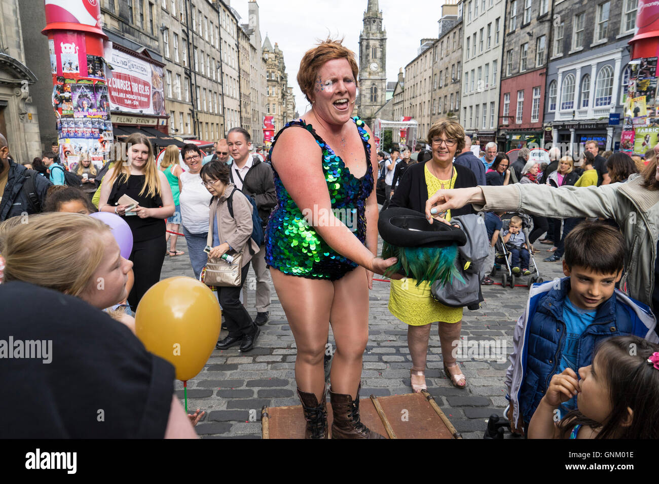 Street performer a raccogliere donazioni su High Street nel corso Edinburgh Fringe Festival 2016 in Scozia , Regno Unito Foto Stock