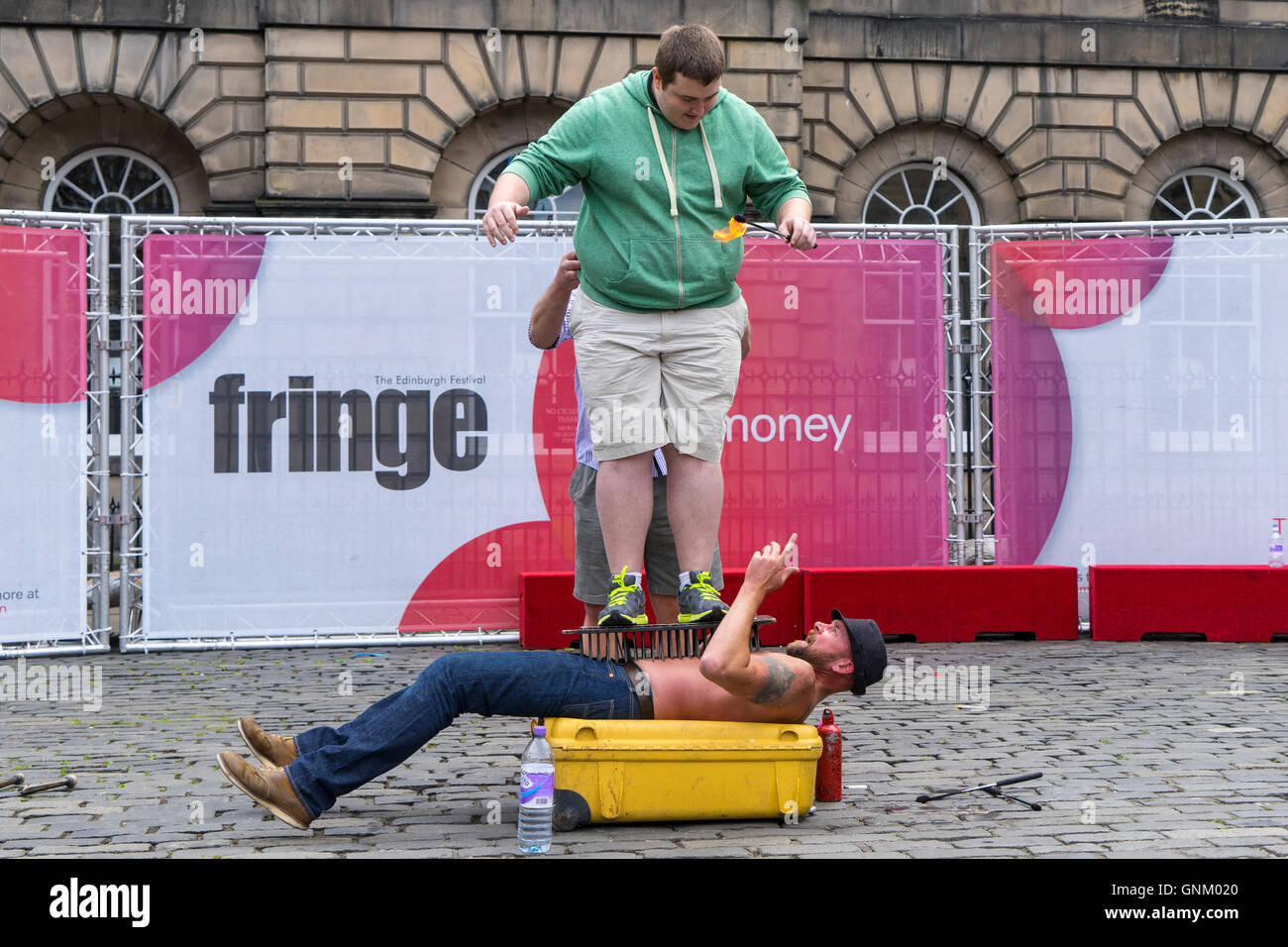 Street performer su High Street nel corso Edinburgh Fringe Festival 2016 in Scozia , Regno Unito Foto Stock