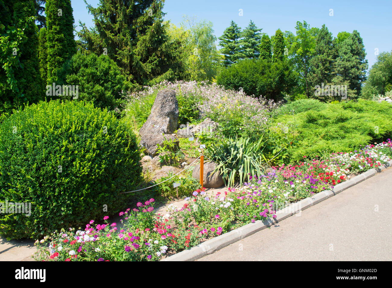 Bellissimo giardino fiorito con la fioritura di fiori d'estate Foto Stock