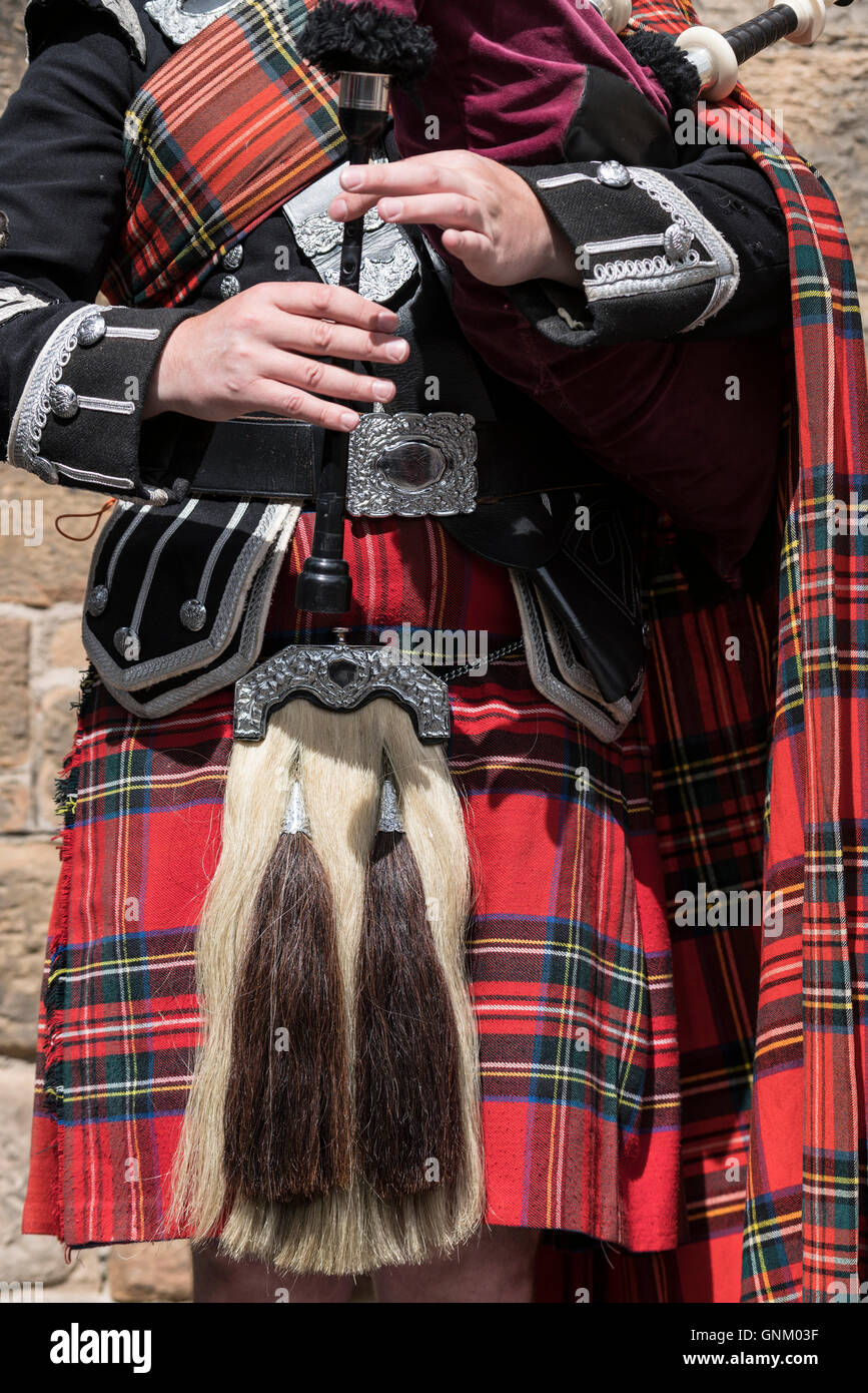 Dettaglio dell'uomo la riproduzione di cornamusa indossando il tradizionale uniforme militare con tartan e kilt in Edimburgo, Scozia, Regno Unito Foto Stock