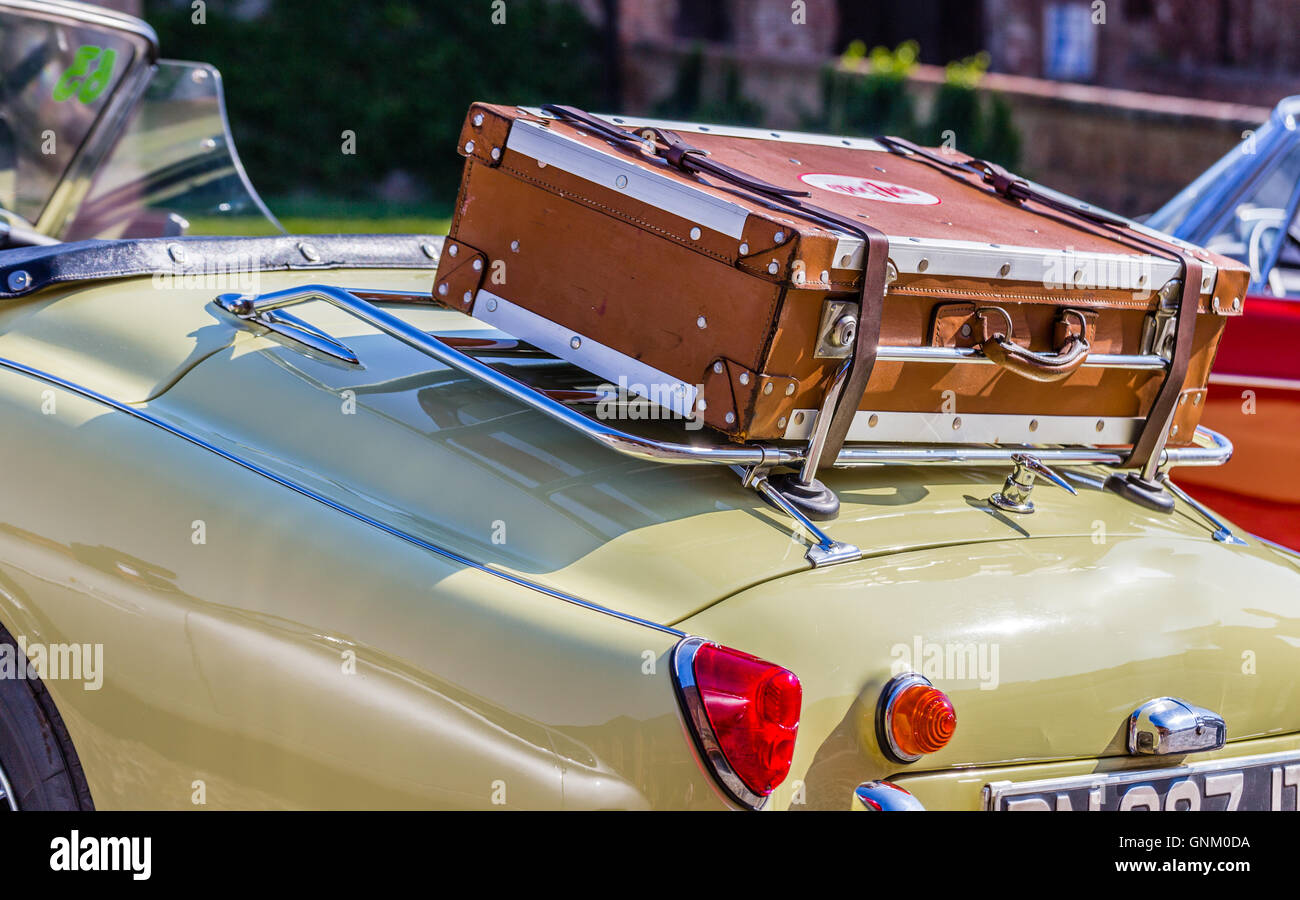 Pelle vecchia valigia sul portapacchi del giallo auto d'epoca Foto stock -  Alamy