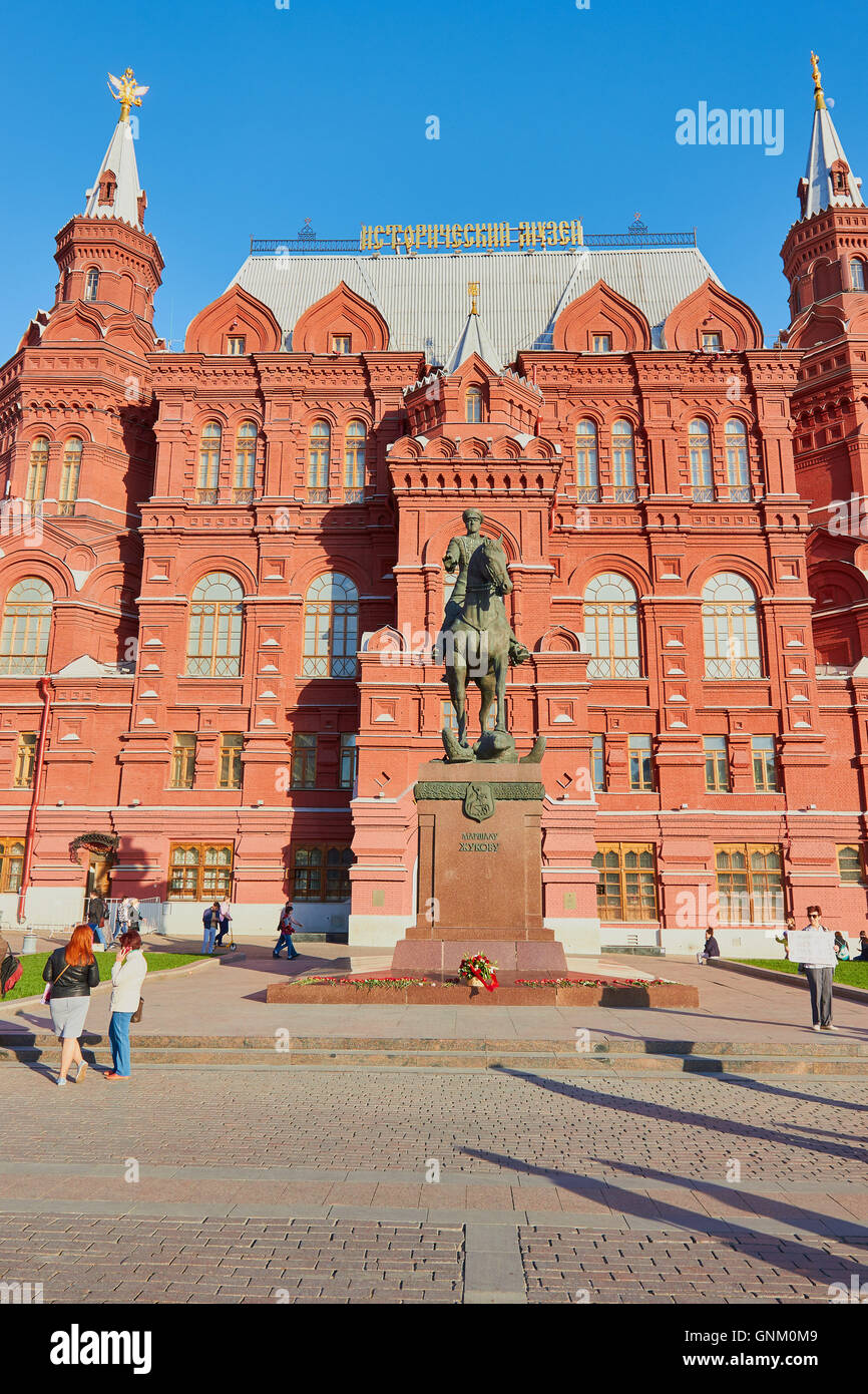 Museo storico statale e la statua equestre del maresciallo Georgy Zhukov Manezhnaya o Manege Piazza Mosca Russia Foto Stock