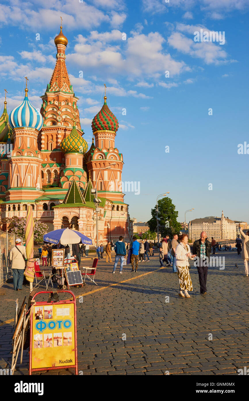 Fotografo offre servizi fotografici per i turisti di fronte Cattedrale di San Basilio (Cattedrale di Vasily beata) Piazza Rossa Mosca Russia Foto Stock