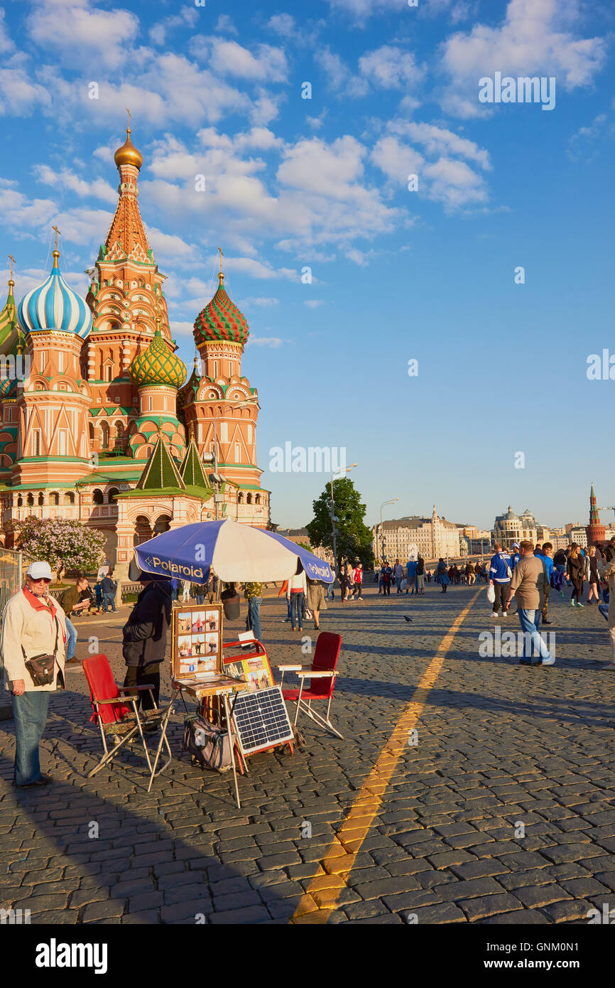 Il fotografo che offre servizio fotografico per i turisti di fronte Cattedrale di San Basilio (Cattedrale di Vasily beata) Piazza Rossa Mosca Russia Foto Stock