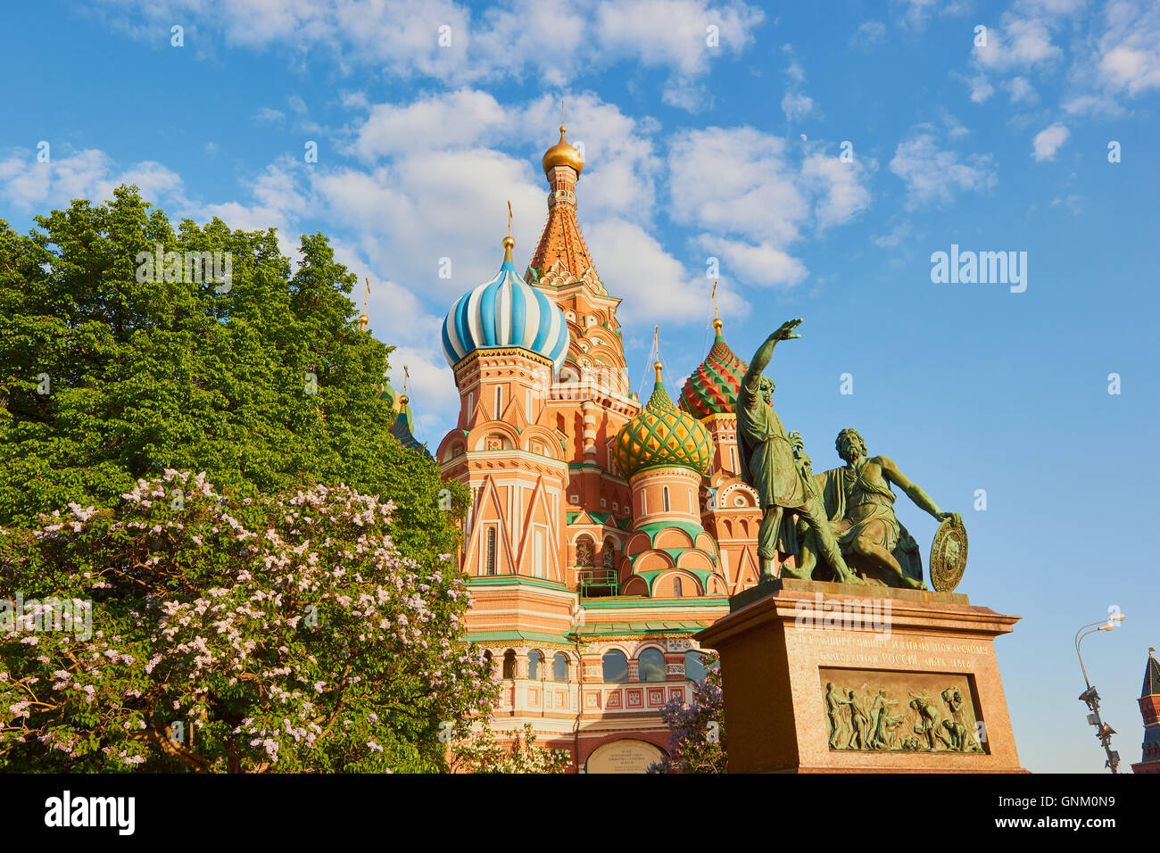 Cattedrale di San Basilio e il monumento in bronzo a Minin e Pozharsky (1818 da Ivan Martos) Piazza Rossa Mosca Russia Foto Stock