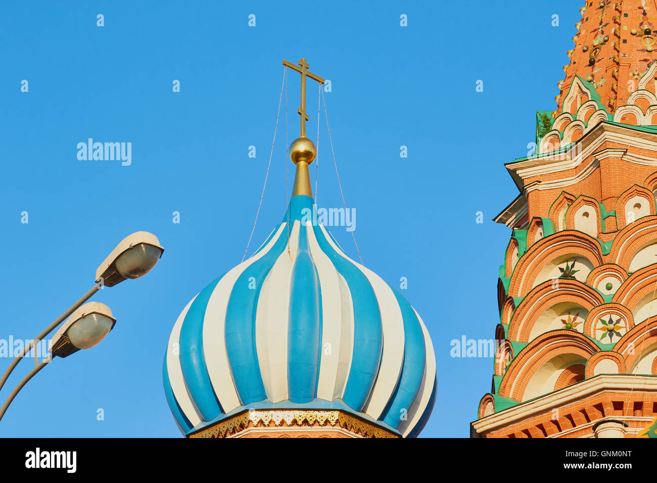 Cattedrale di San Basilio la cupola e la strada lampada Piazza Rossa Mosca Russia Foto Stock