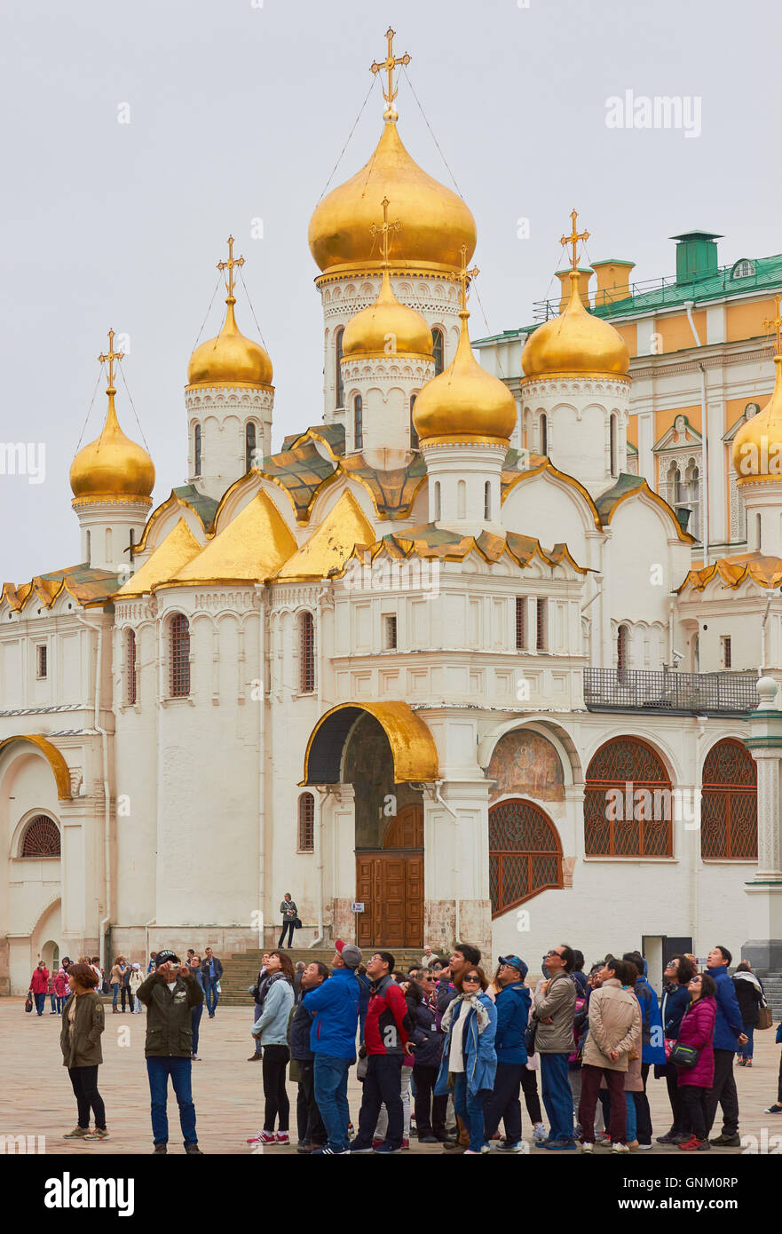 I turisti di fronte la Cattedrale dell'Annunciazione del Cremlino di Mosca Russia Foto Stock