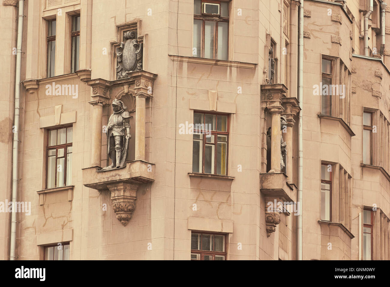 La scultura del cavaliere in armatura Central House di attori Vecchia Arbat Street Mosca Russia Foto Stock