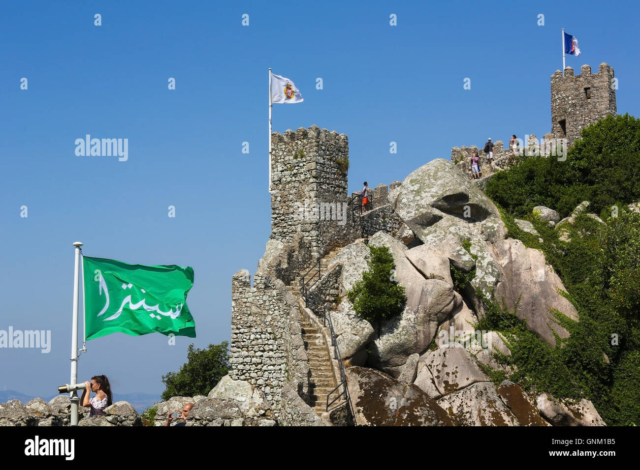 SINTRA, Portogallo - 19 luglio 2016: Il Castello dei Mori (Castelo dos Mouros) è una collina del castello medioevale situato in Sintra, L Foto Stock