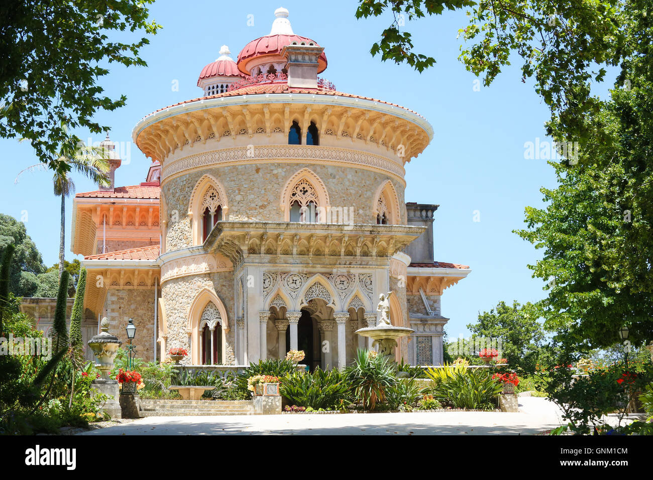 L Arabesco Monserrate Palace sulla cima di una collina vicino alla città di Sintra, Lisbona, Portogallo Foto Stock